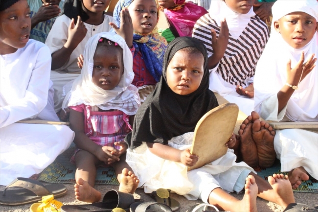 Afrika Gine'de kurstaki öğrenciler tahta levhalarda Kur'an öğreniyor